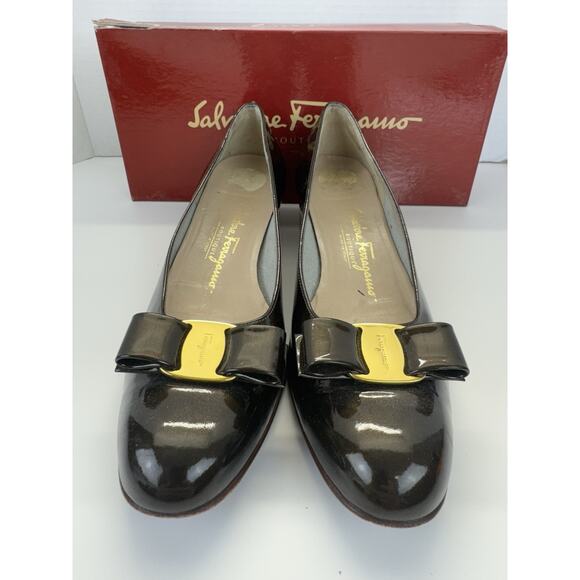 Salvatore Ferragamo Vara Bow Patent Leather Shoes 338 DB 41526 10.5 AAA Blk/Gold - Picture 1 of 9